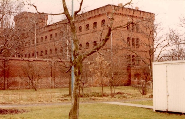 Вид на главное здание тюрьмы Шпандау из сада