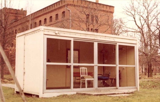 Садовый домик, в котором заключенный №7 покончил с собой 17 августа 1987 г.