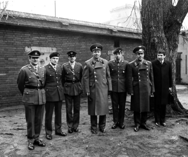 Офицеры союзных армий на церемонии смены караула в Шпандау