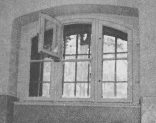 Окно в камере Шпеера в тюрьме Шпандау