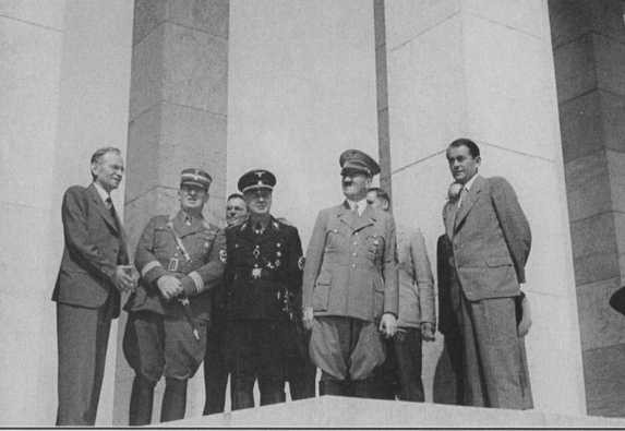 Шреер и Гитлер осматривают строительство