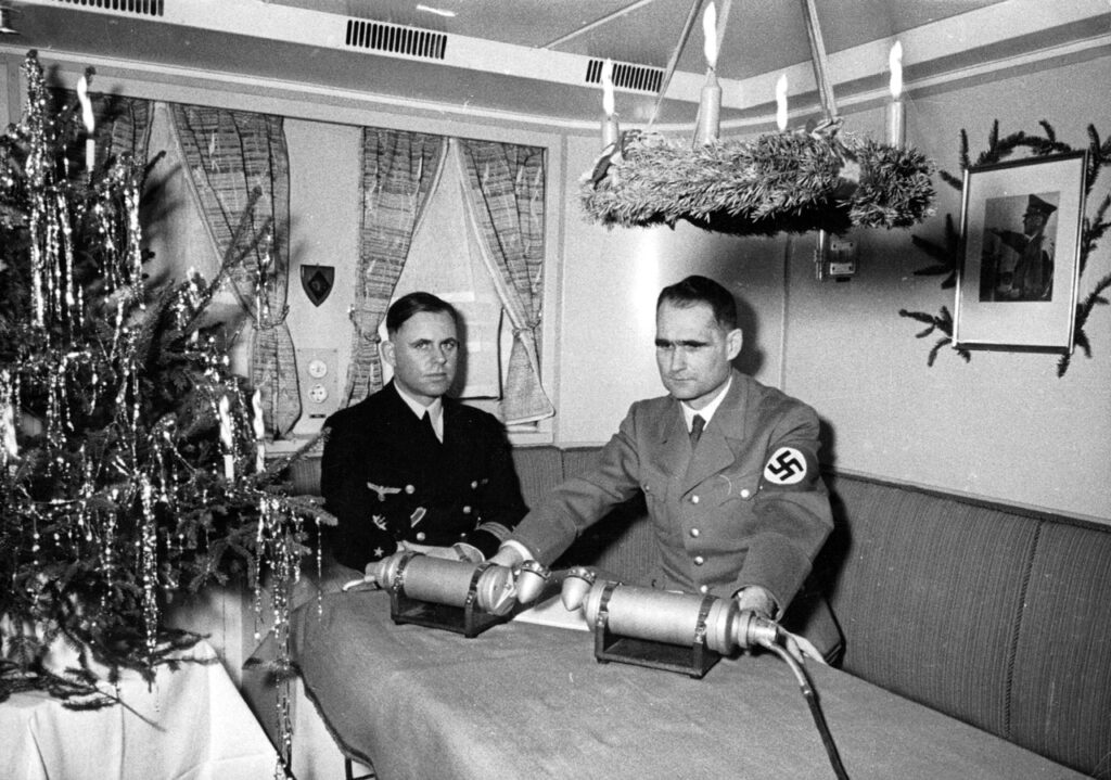 Заместитель фюрера Рудольф Гесс выступает по радио с рождественским обращением к народу Германии
